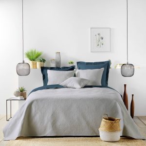 Szürke mikroszálas steppelt ágytakaró és párnahuzat szett 240x220 cm Romane – douceur d'intérieur