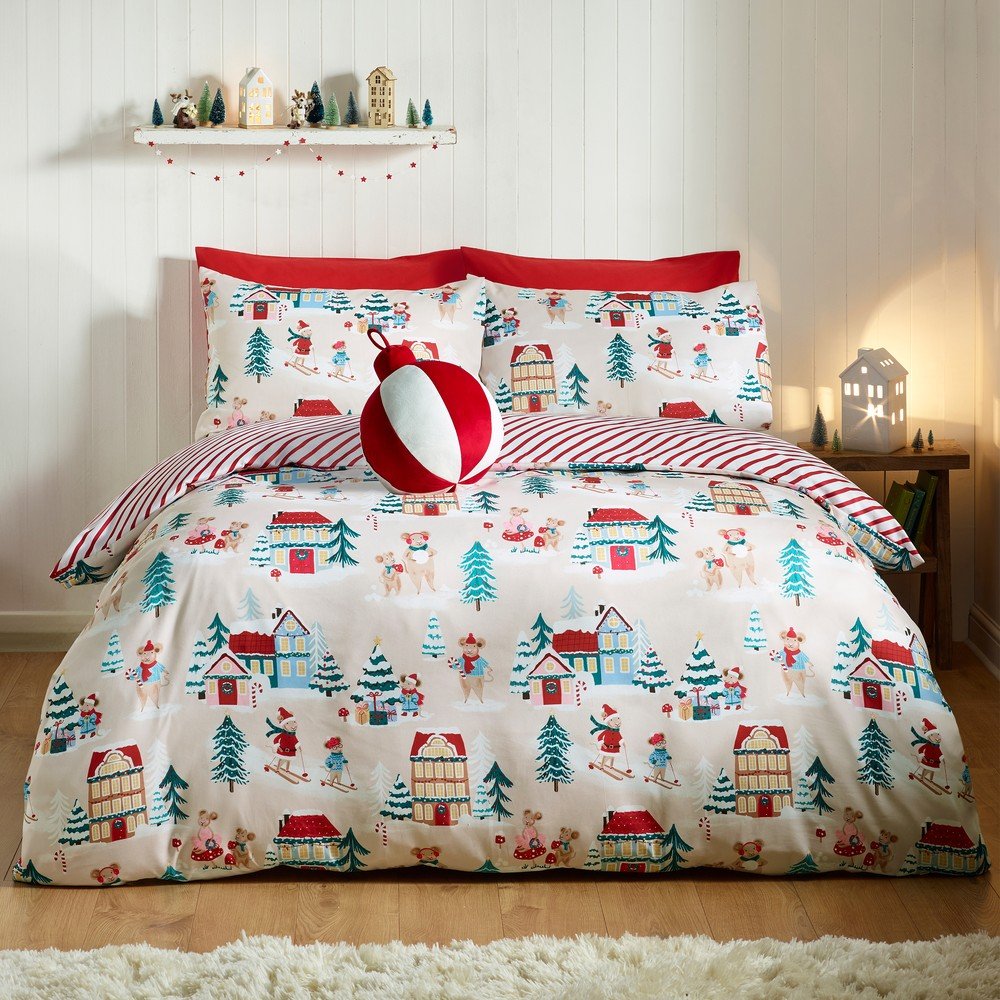 Kétszemélyes ágyneműhuzat 230x220 cm Christmas Mouse Town – Catherine Lansfield